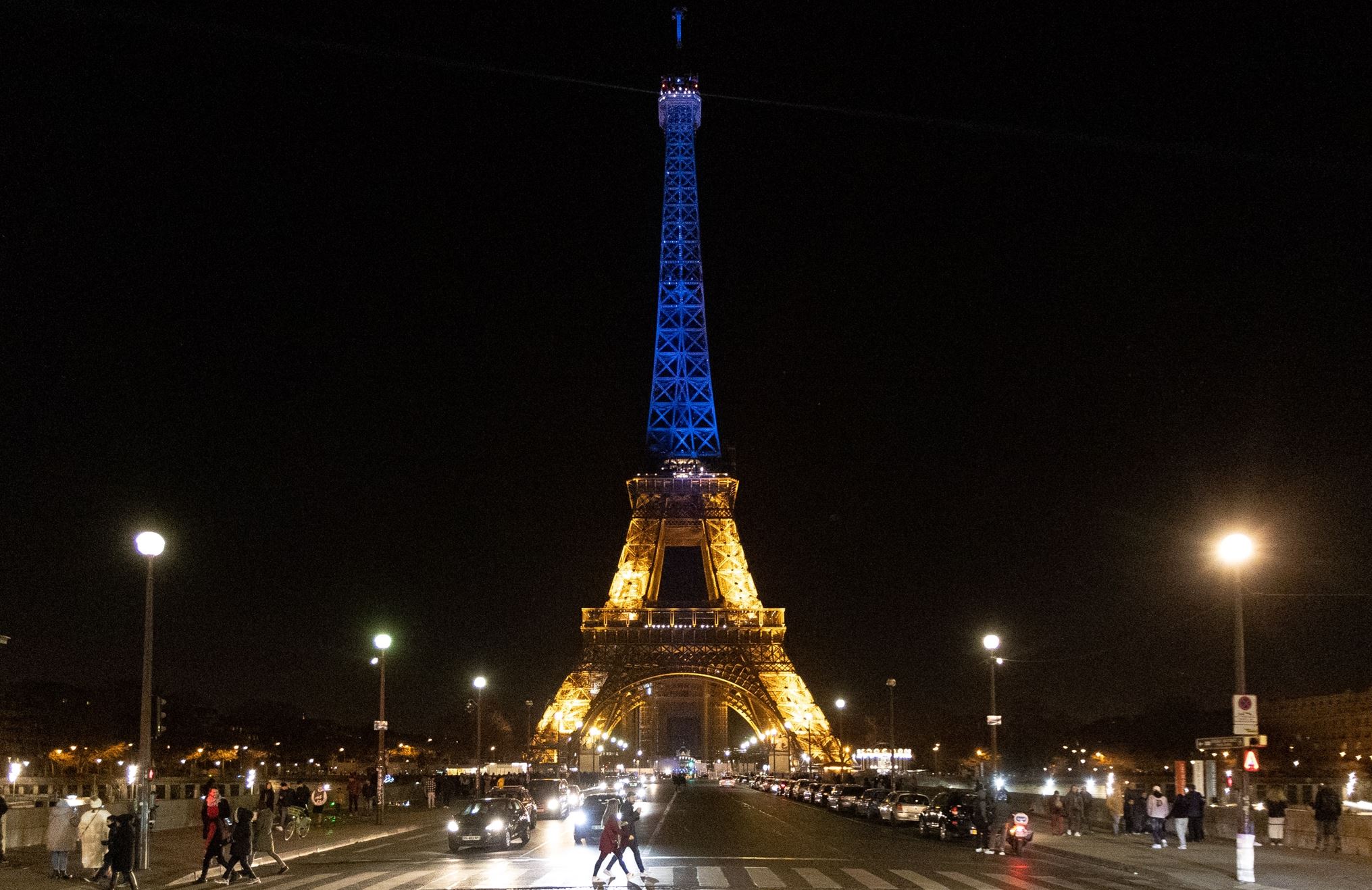 Ο Πύργος του Άιφελ στα χρώματα της Ουκρανίας