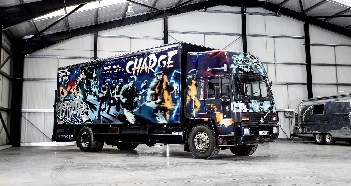 Το πιο ακριβό φορτηγό του πλανήτη έχει την υπογραφή του Banksy