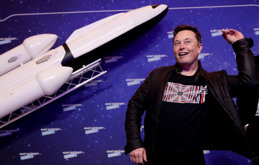 Σε άλλα νέα, ο Elon Musk απένειμε αργυρό μετάλλιο στον Jeff Bezos