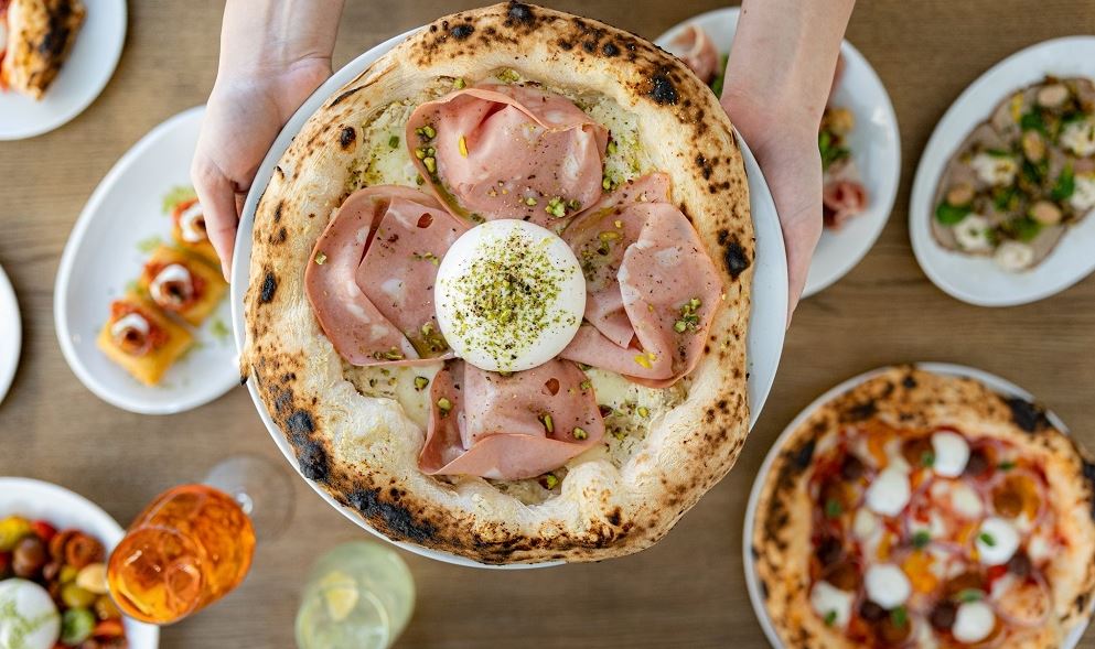 Η Lucinda σε βγάζει για πίτσα στον Χολαργό