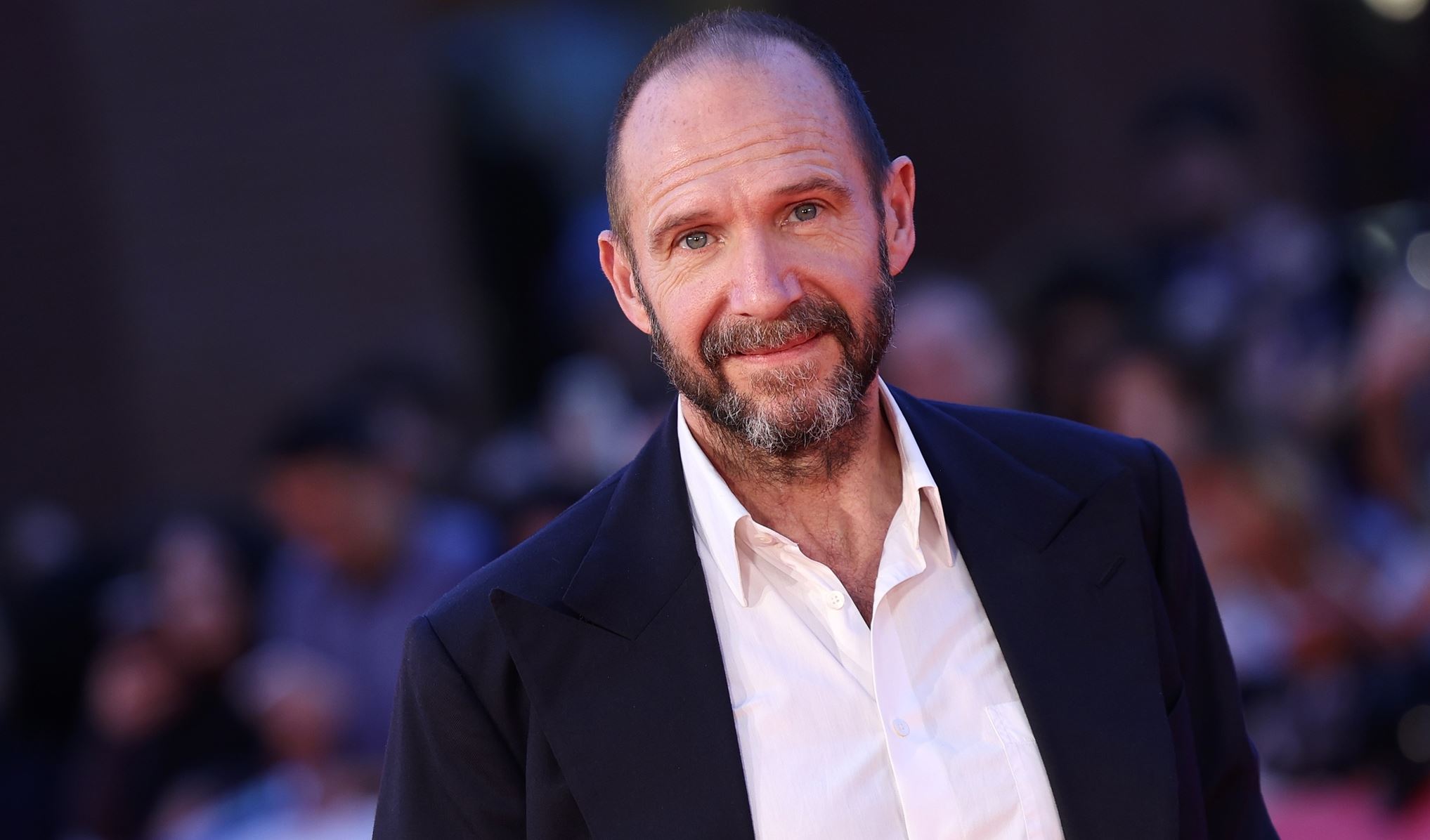 Μόλις ζηλέψαμε τους απίστευτους κοιλιακούς του Ralph Fiennes (εικόνες)