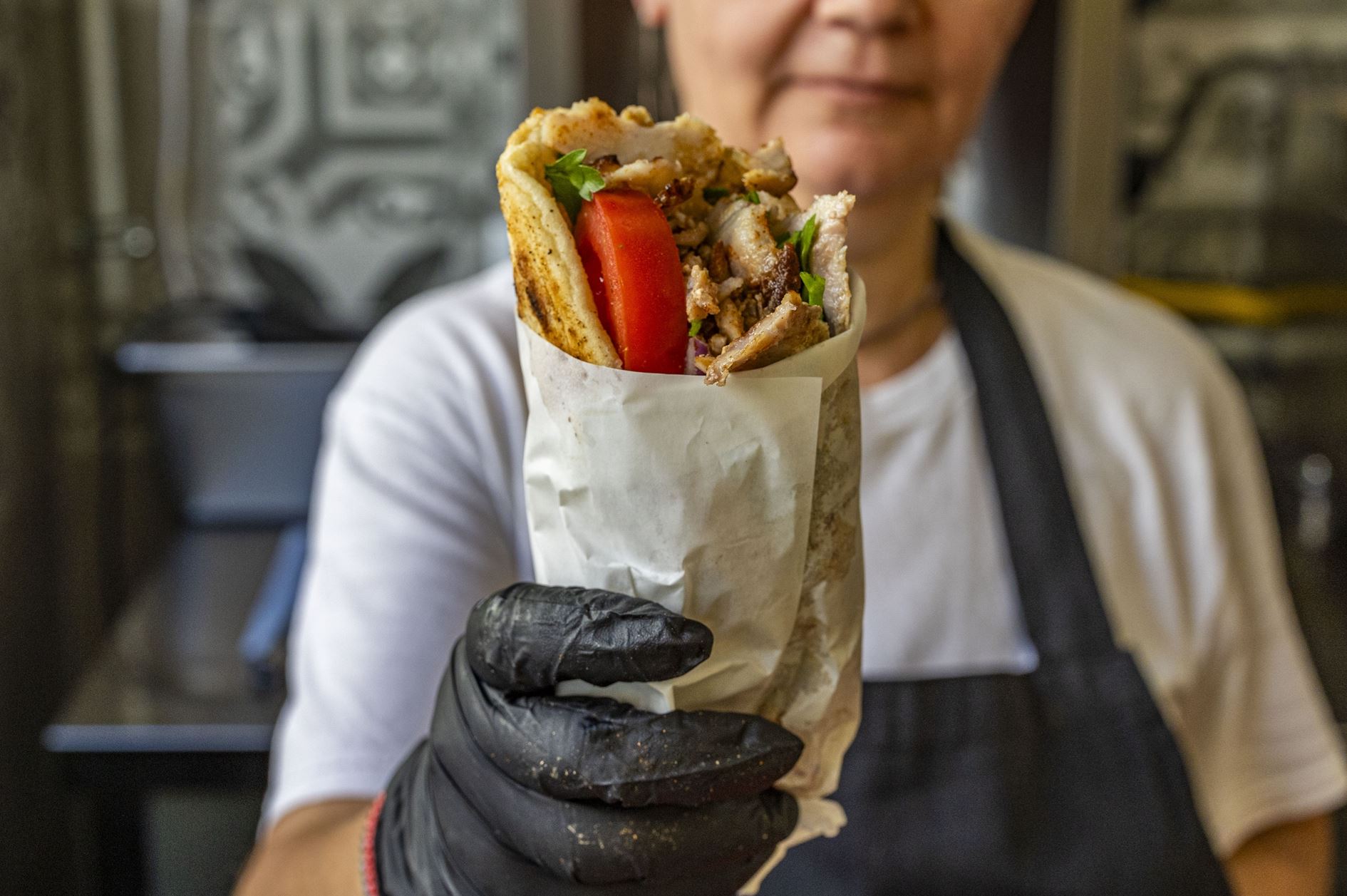 Σουβλάκι 2.0: Πώς και γιατί το εθνικό street food της Ελλάδας έγινε ξανά μόδα