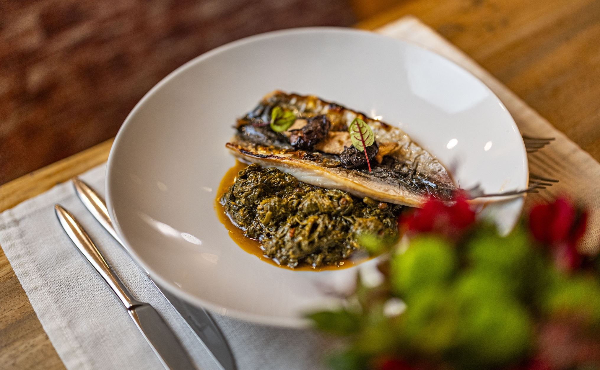 Ένα τραπέζι γεμάτο Σίφνο, με σκουμπρί στα κάρβουνα και θεϊκή μελόπιτα