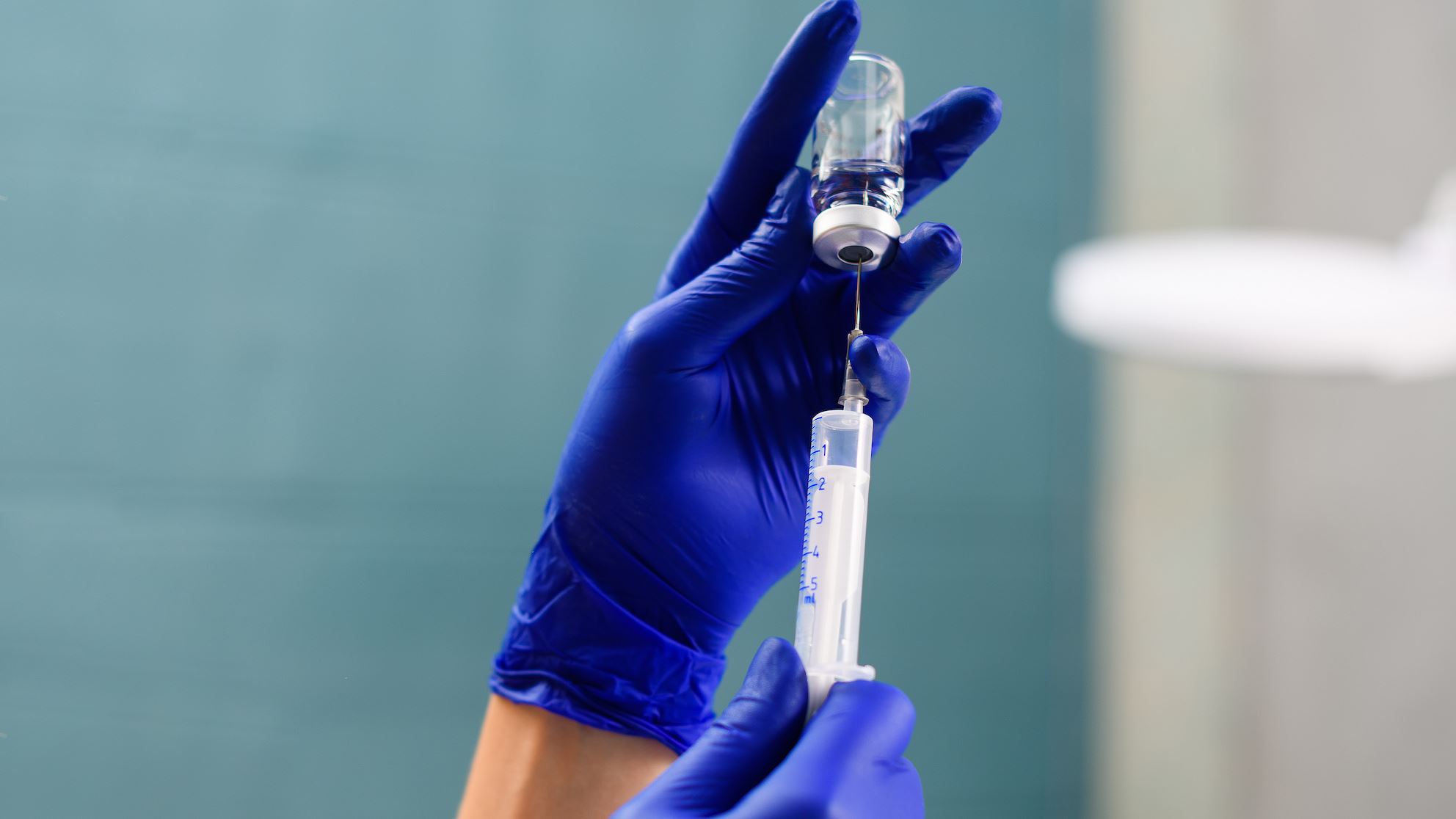 Πόσο ασφαλή είναι τελικά τα εμβόλια των Pfizer-BioNTech, Moderna και AstraZeneca