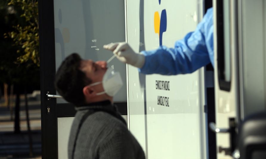 Το ECDC προειδοποιεί ότι ο κορονοϊός είναι ακόμα εδώ