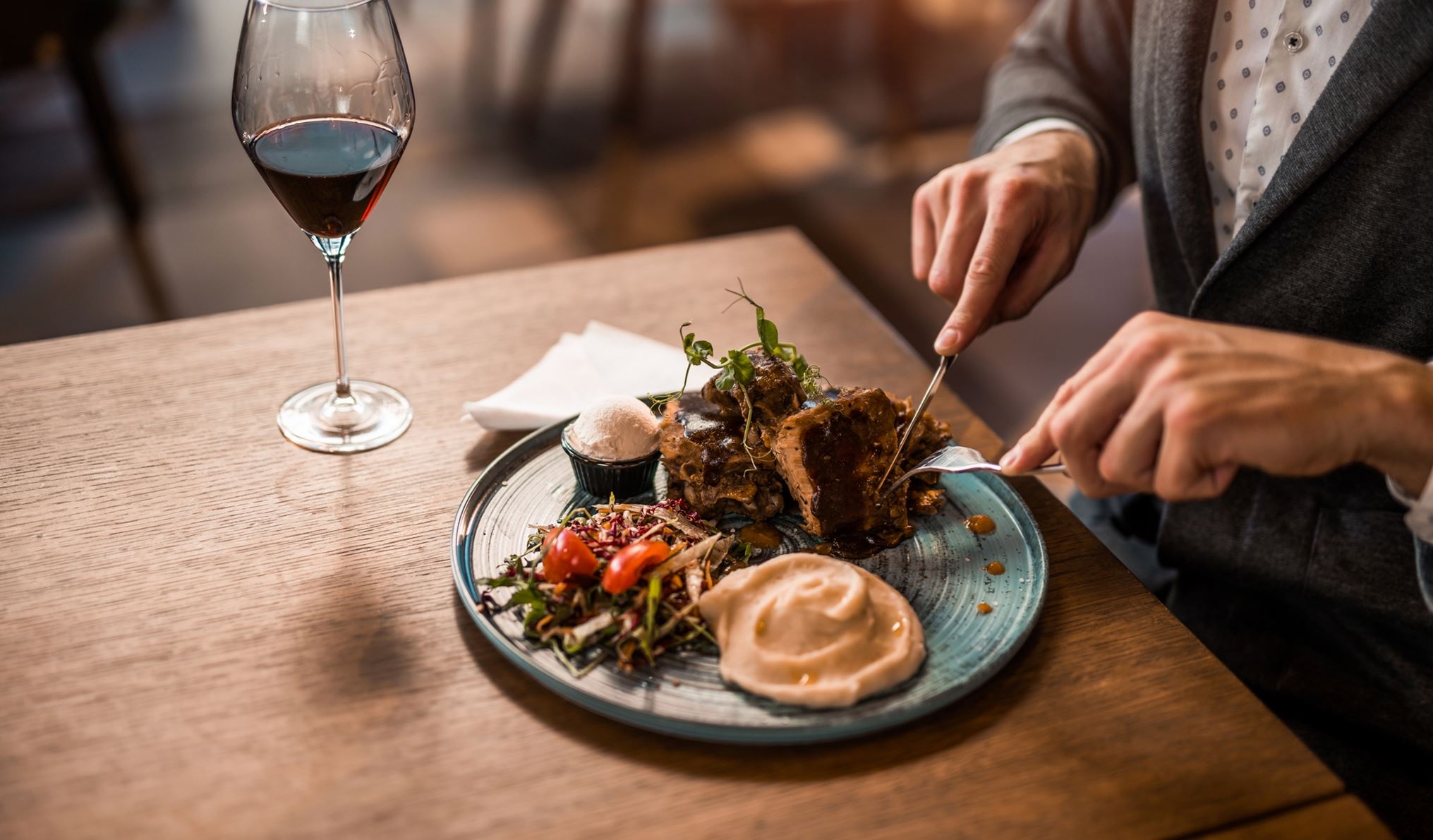 Μέχρι ποια ώρα μπορείς να φας βραδινό χωρίς να παχύνεις, σύμφωνα με το Harvard