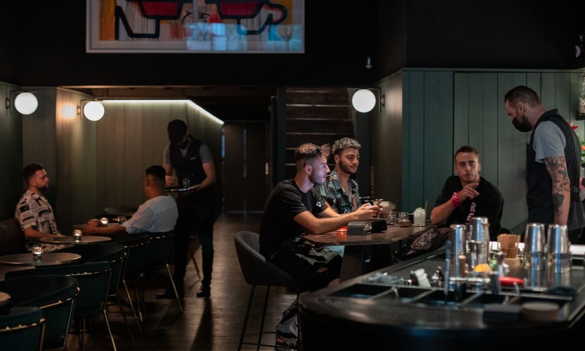 Πώς είναι να πίνεις στο καλύτερο μπαρ του κόσμου