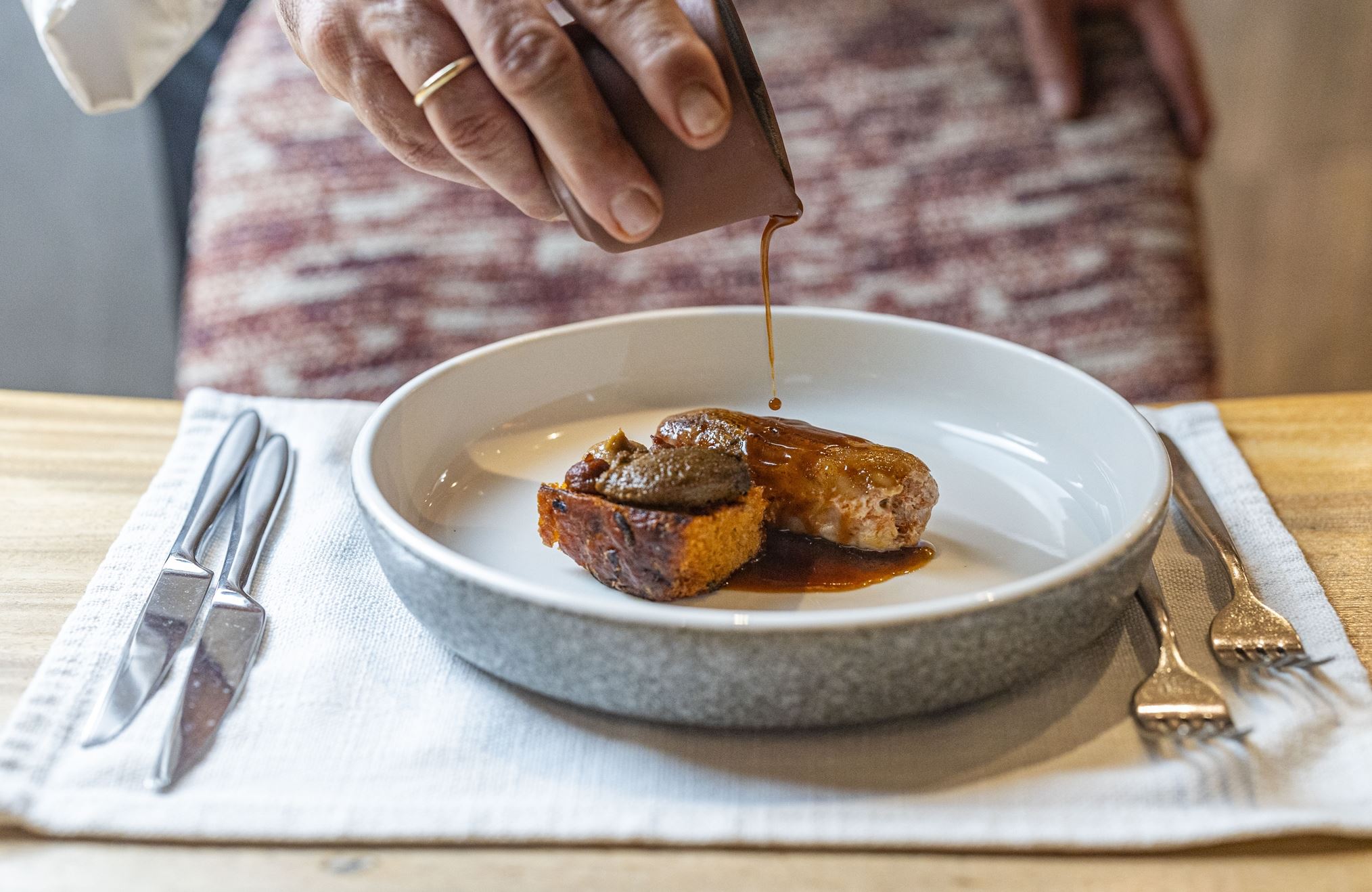 Το Pomo d’ Oro εντυπωσίασε την Αθηναϊκή Ριβιέρα με την πρωτότυπα κερκυραϊκή κουζίνα του