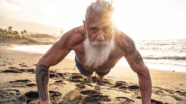 Οι καλύτερες ασκήσεις για να είσαι fit μεγαλώνοντας, σύμφωνα με το Harvard