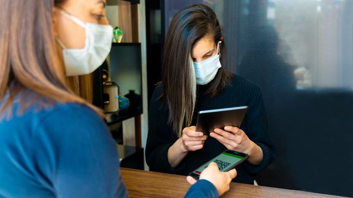 Πιστοποιητικά εμβολιασμού: Τι θα συμβεί με τους 300.000 που δεν έκαναν 3η δόση