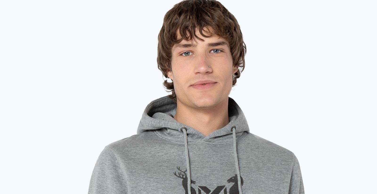 #SeasonFavorites: Το γκρι hoodie που θα αναβαθμίσει τις χειμερινές εμφανίσεις σου