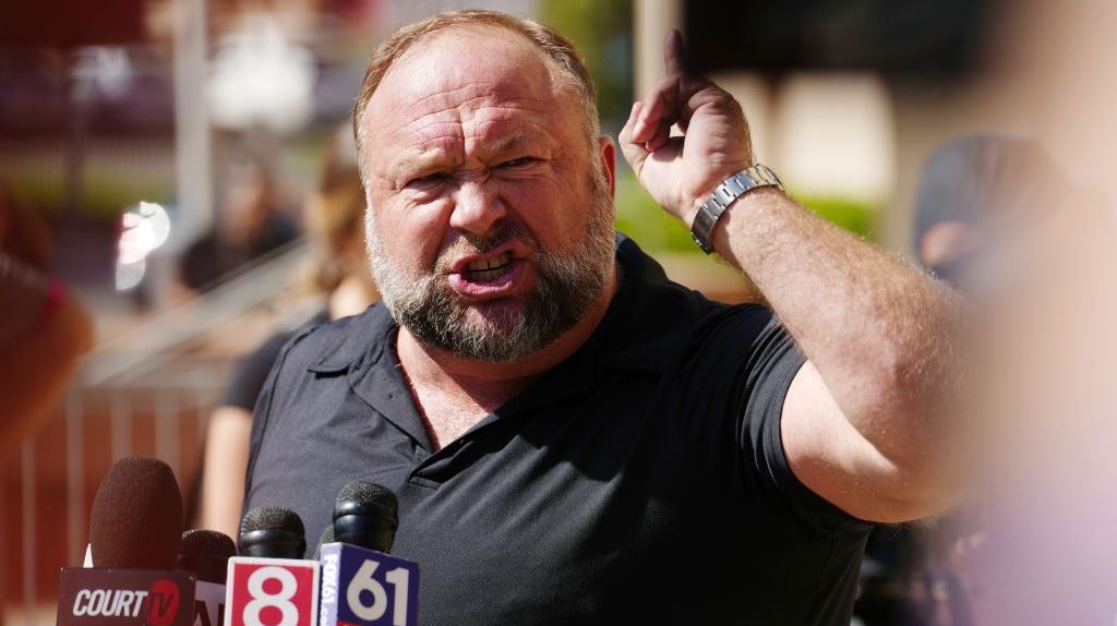 O συνωμοσιολόγος Alex Jones δεν πτοείται από καμία δικαιοσύνη