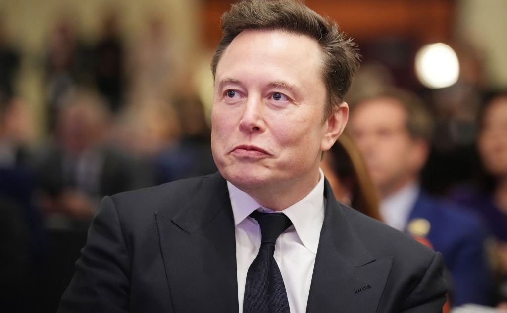 O Elon Musk ως αδυνατισμένος Άγιος Βασίλης είναι ό,τι πιο cringe είδαμε σήμερα
