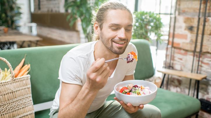 Χρονοδιατροφή: Τι σχέση έχει η ώρα των γευμάτων με την απώλεια κιλών και την υγεία μας