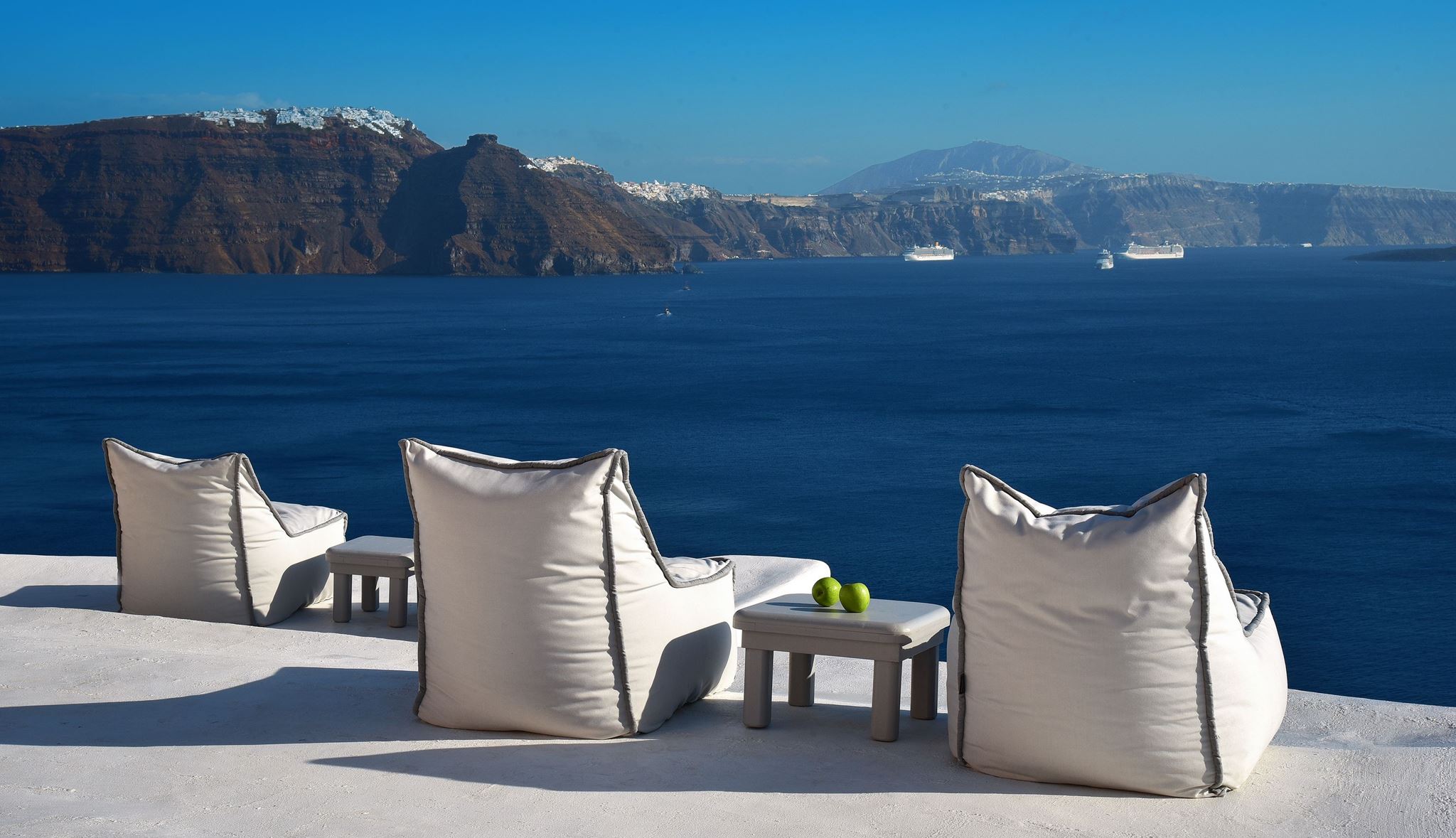 Αξέχαστες καλοκαιρινές στιγμές κάτω από τον ήλιο της Σαντορίνης