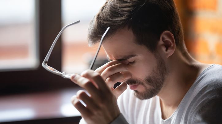 Αναρωτήθηκες ποτέ γιατί σε τρώνε τα μάτια σου το βράδυ;