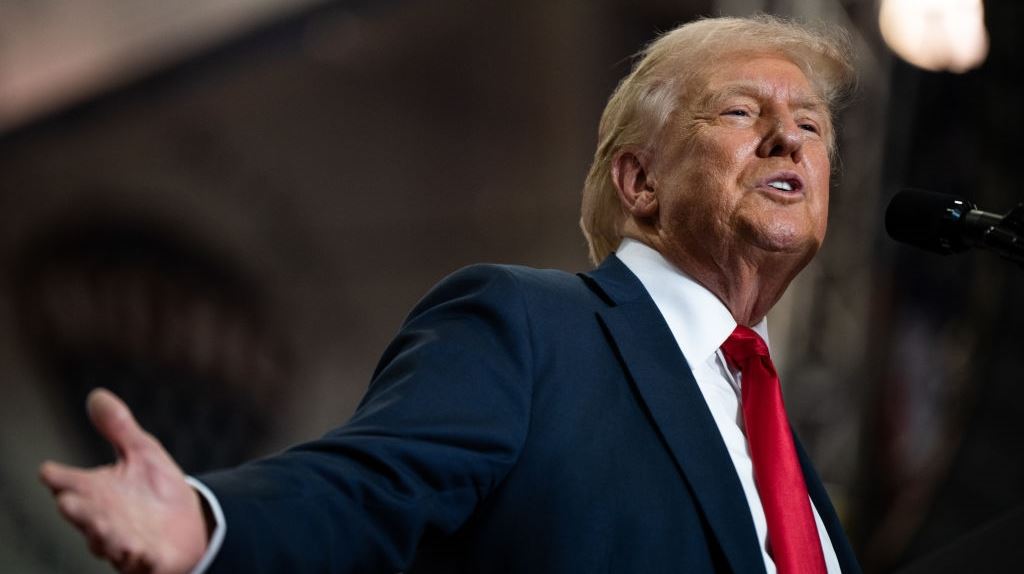 Για κάποιον λόγο, η Meta αποφάσισε να δώσει πίσω στον Donald Trump πλήρη πρόσβαση στους λογαριασμούς του σε Instagram και Facebook