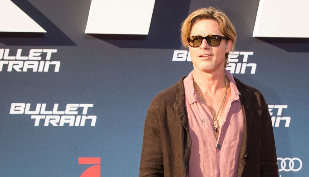 Μόλις είδαμε τον Brad Pitt με φούστα