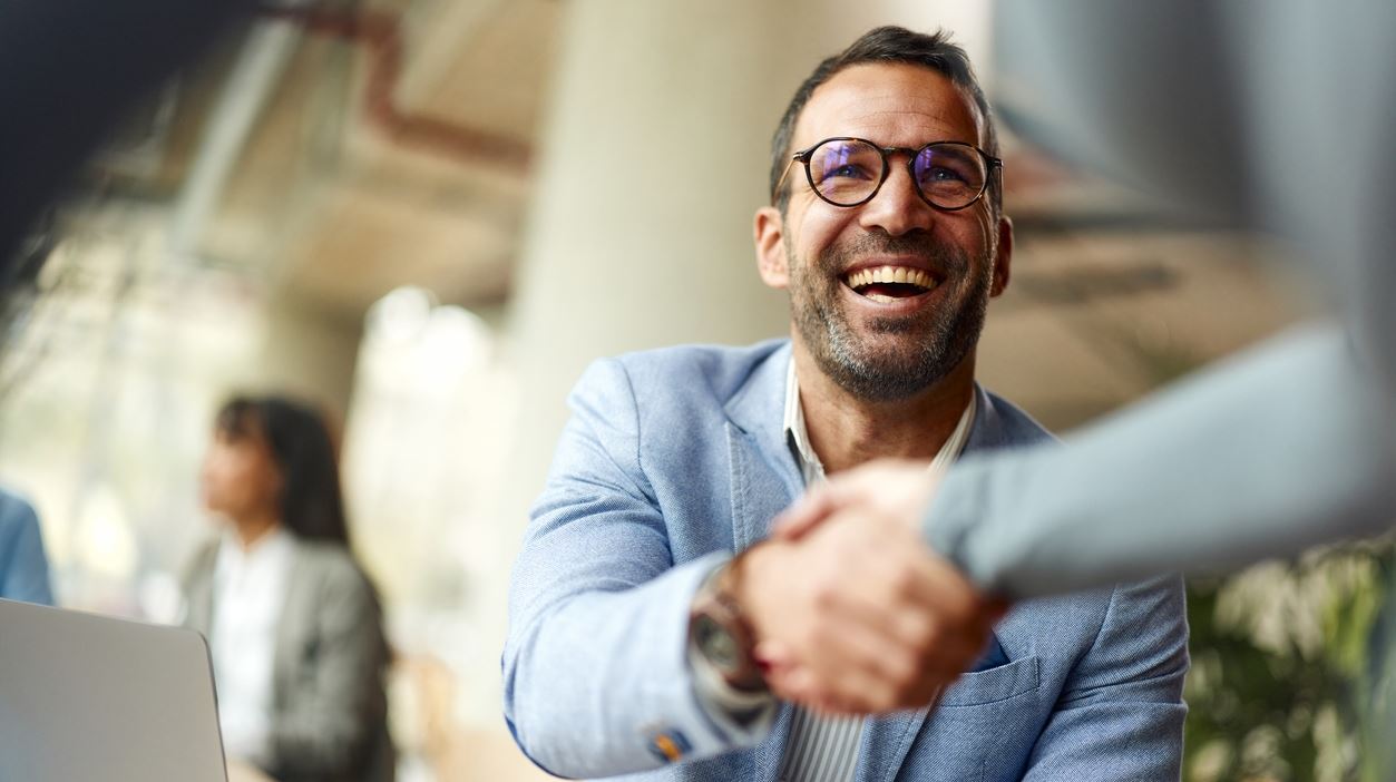 Πώς πρέπει να αντιδράς σε ένα κομπλιμέντο, σύμφωνα με τους ειδικούς