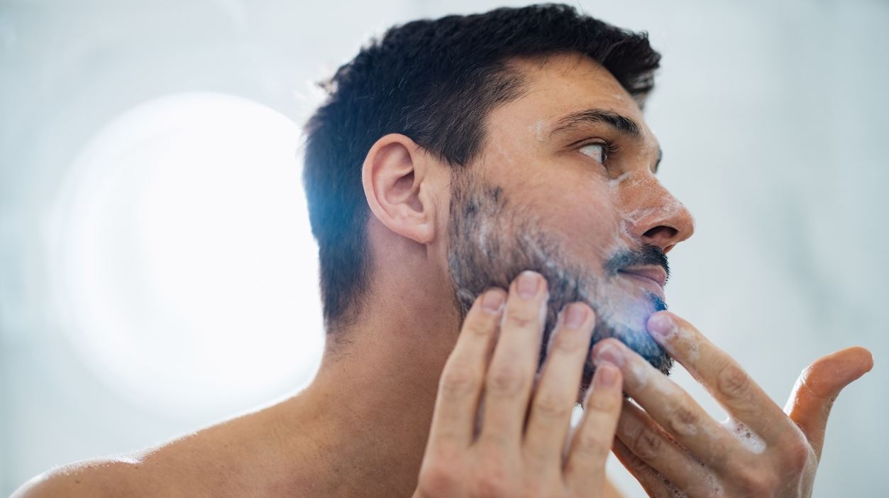 Ο απόλυτος φθινοπωρινός οδηγός φροντίδας προσώπου για τον άνδρα