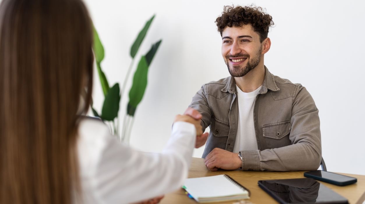 4 βήματα για να 'σκίσεις' σε συνέντευξη για δουλειά