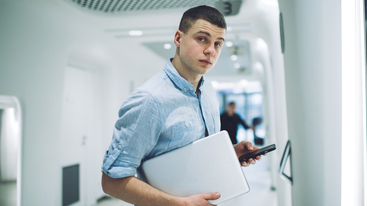 Χάσμα επικοινωνίας στη δουλειά: Γιατί οι 30άρηδες δεν μιλούν με τους 50άρηδες, σύμφωνα με έρευνα