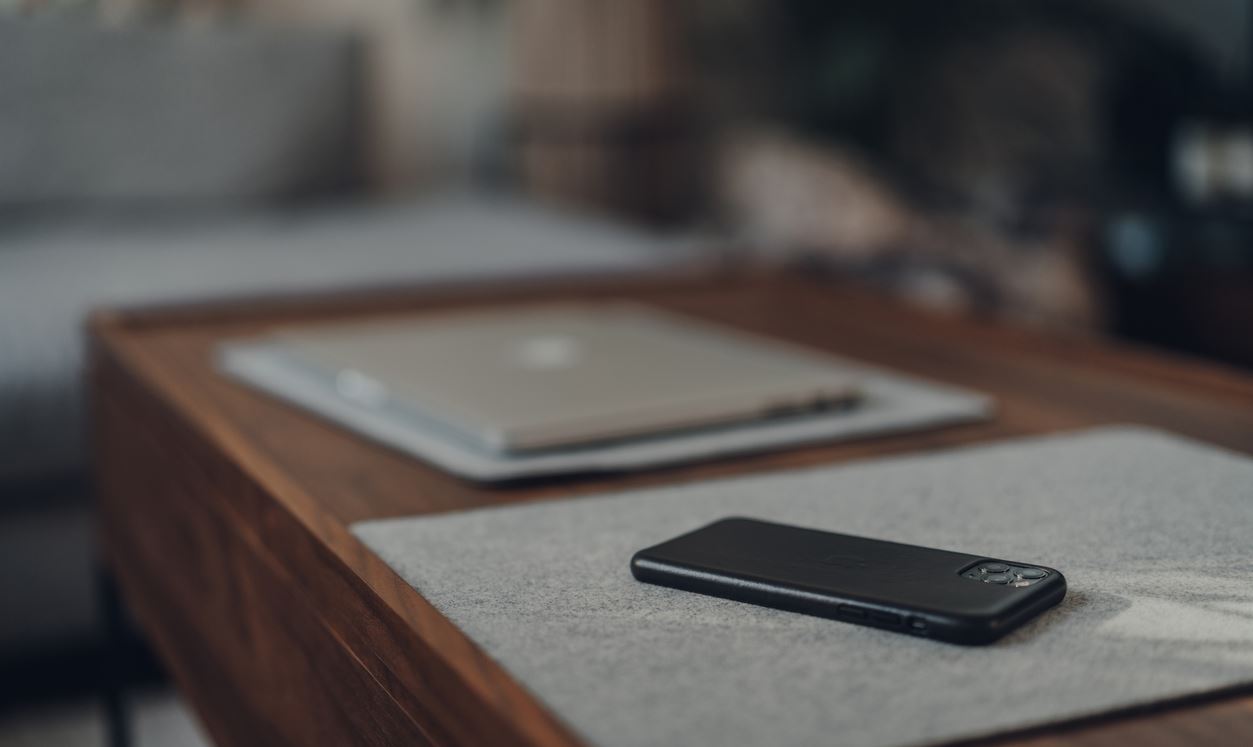 Γιατί πρέπει πάντα να αφήνεις το κινητό σου ανάποδα στο τραπέζι