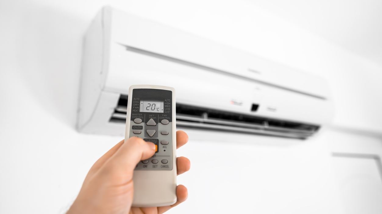 Να μένει το κλιματιστικό ανοιχτό όλη μέρα ή να το κλείνουμε; Τι λένε οι ειδικοί