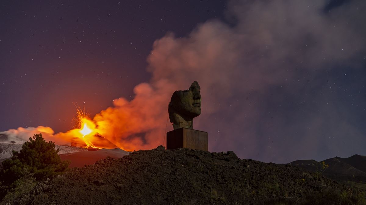 Ξύπνησε το ηφαίστειο της Αίτνας στη Σικελία με τεράστια έκρηξη (video)