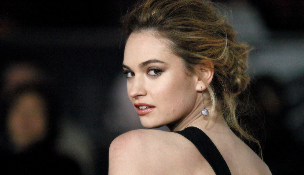 Lily James όπως λέμε Pamela Anderson