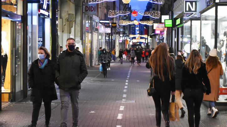 Κορονοϊός: Ίλιγγος με νέο μαύρο ρεκόρ 28.828 κρουσμάτων