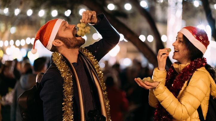 Μπιζάρ έθιμα Πρωτοχρονιάς απ' όλο τον κόσμο