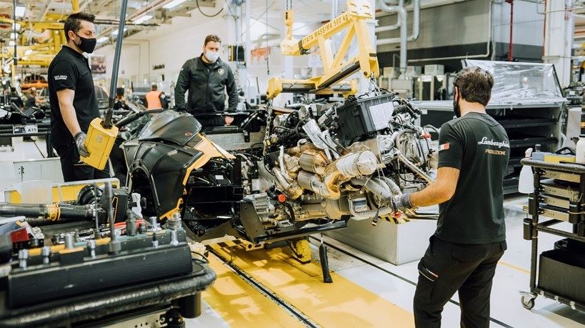 H Lamborghini και οι 'ήρωες των καλωδίων' στην Ουκρανία