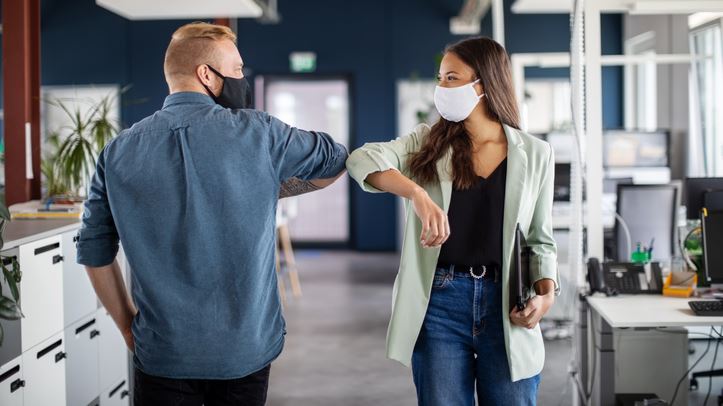 H αποκλιμάκωση της Όμικρον οδηγεί σε χαλάρωση των μέτρων