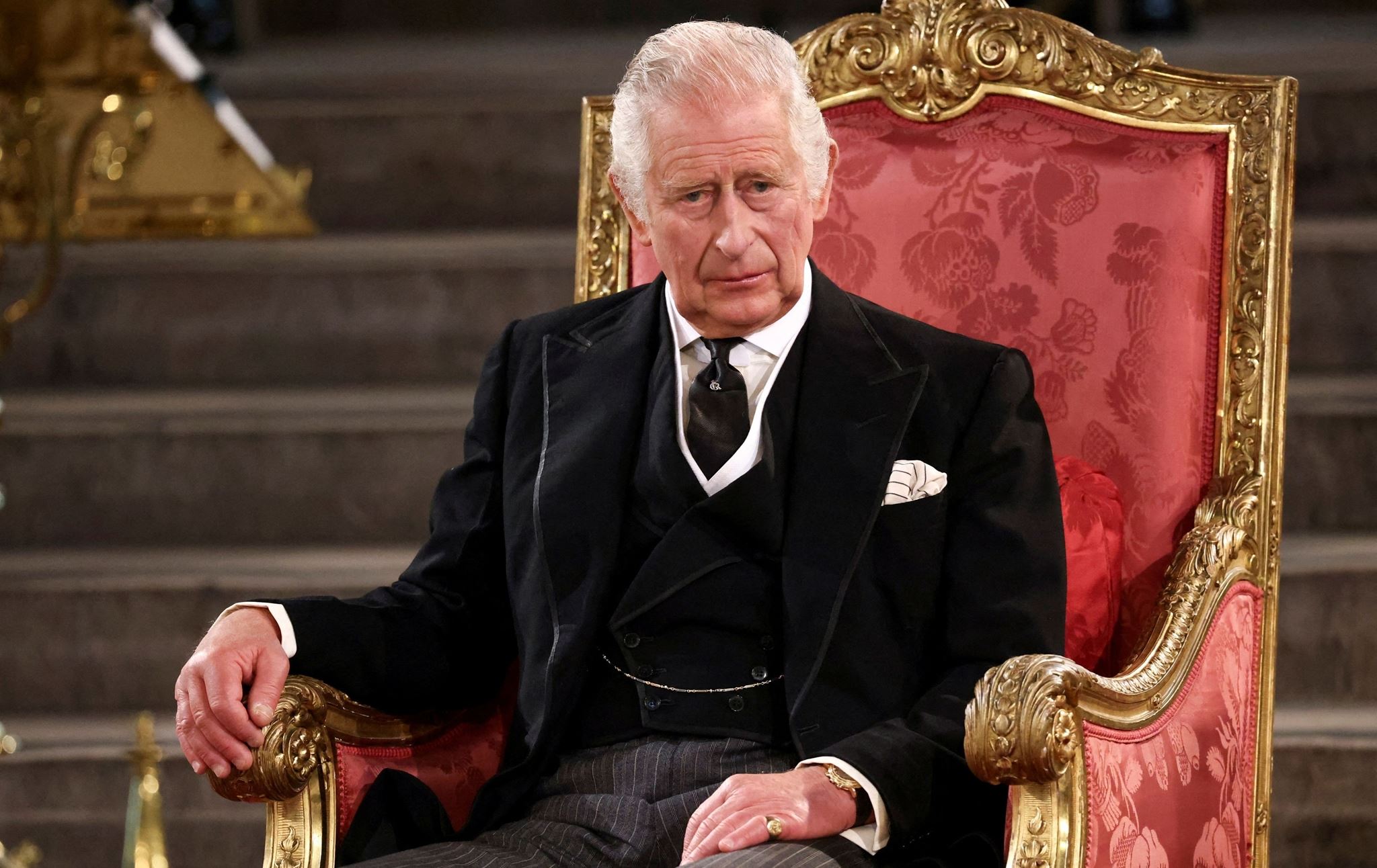 O Βασιλιάς Κάρολος ξυπνά με έναν αρκετά περίεργο τρόπο