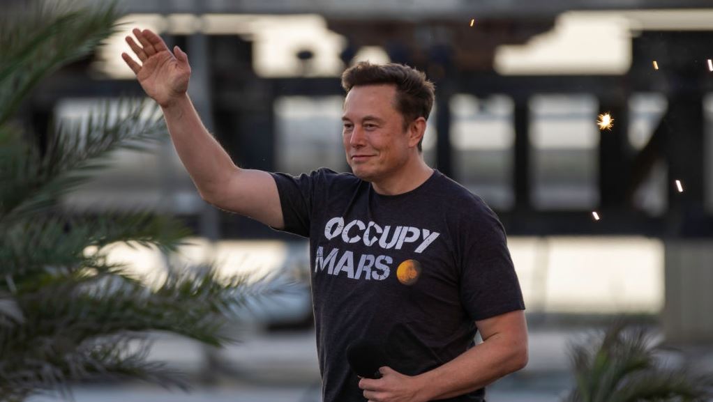 Πρώην του Elon Musk δημοπράτησε φωτογραφίες του από τη σχολή