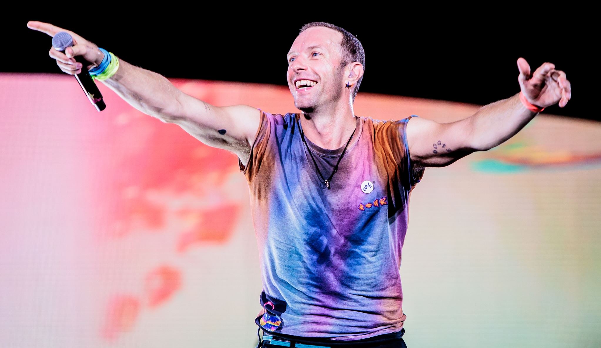 Είδαμε επιτέλους το πολυσυζητημένο βίντεο κλιπ των Coldplay