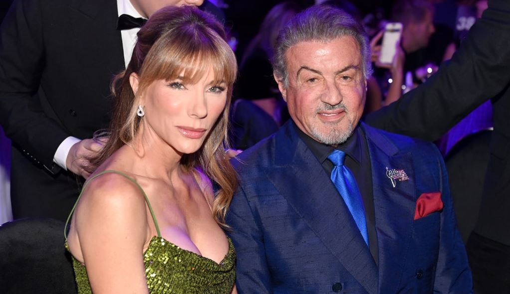 H σύζυγος του Sylvester Stallone, Jennifer Flavin έχει τη δική της θεωρία για την αύξηση των τρανς παιδιών στο Χόλιγουντ