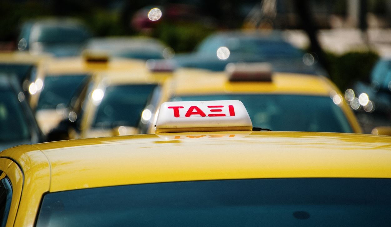 Οδηγός ταξί χρέωσε τουρίστα 160 ευρώ για το δρομολόγιο αεροδρόμιο-Πειραιάς