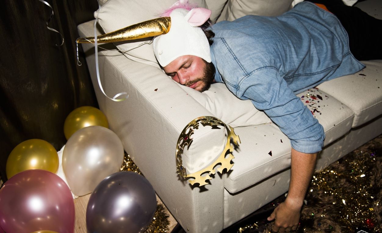 10 τρόποι για να προλάβεις το χάλι του hangover, σύμφωνα με την επιστήμη