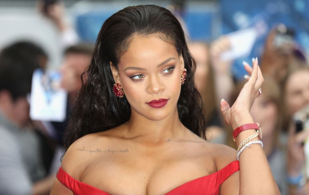 H Rihanna με καυτά εσώρουχα είναι ένας καλός λόγος για να συμπαθήσεις τον Άγιο Βαλεντίνο