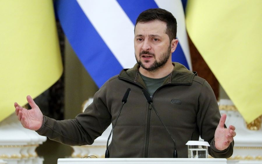 Με δάκρυα στα μάτια υποδέχτηκαν τον Zelensky στη Χερσώνα οι Ουκρανοί