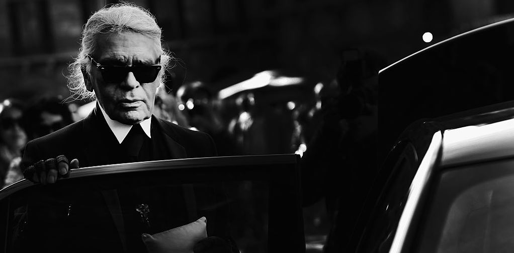 Becoming Karl Lagerfeld, η πολυσυζητημένη σειρά για τη ζωή του σχεδιαστή έρχεται τον Ιούνιο
