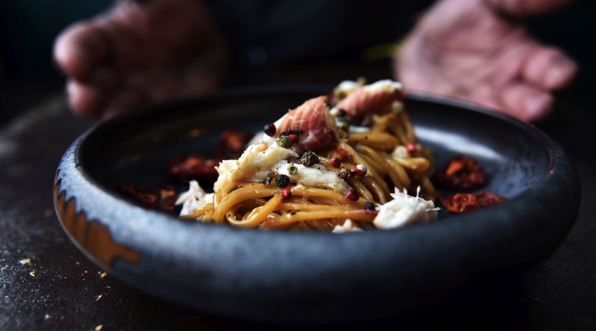 Η συνταγή του Βασίλη Ακρίβου για πάστα με καπνιστό χέλι