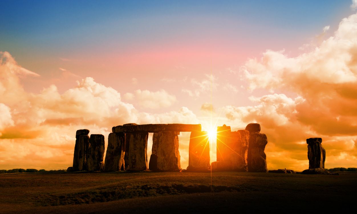 Το ηλιοβασίλεμα του Stonehenge της Αγγλίας σε live μετάδοση