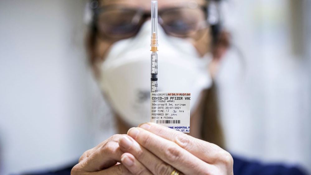 Το εμβόλιο της Pfizer εξασφαλίζει πλήρη έγκριση