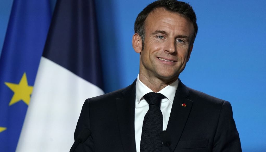 Ο Emmanuel Macron έπαιξε μπάλα, έβαλε πέναλτι και κάποιοι τον 'κράζουν'