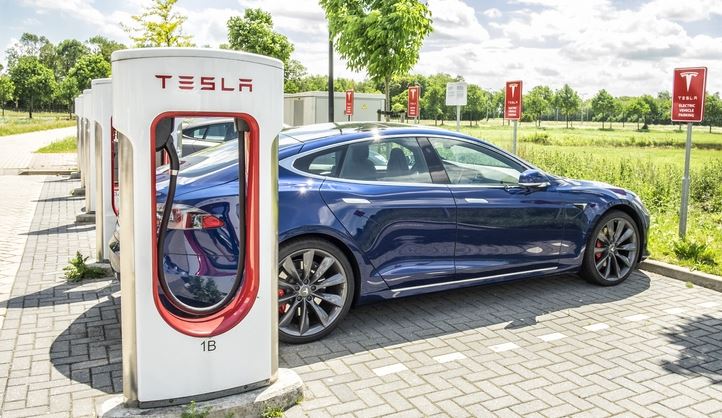 H Eυρωπαϊκή Ένωση χρηματοδοτεί την Tesla με 150 εκατ. ευρώ. Αλλά γιατί;