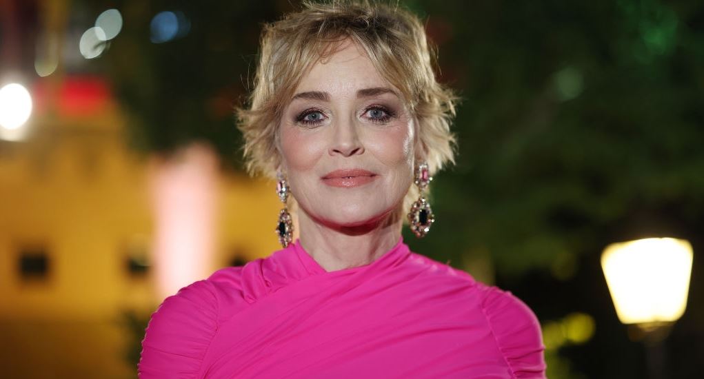 H Sharon Stone αποκάλυψε τον παραγωγό που την πίεσε να συνευρεθεί ερωτικά με τον Billy Baldwin