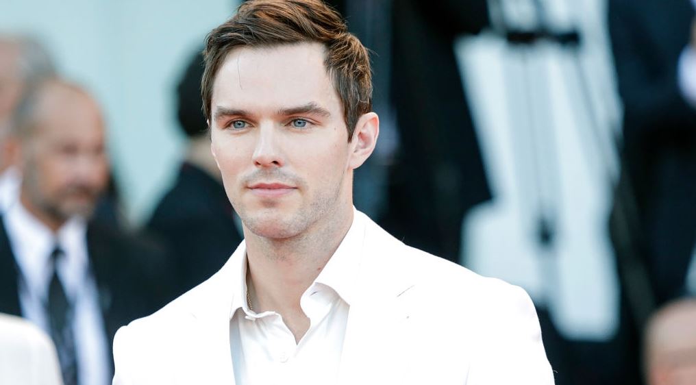 O Nicholas Hoult 'κλέβει' την παράσταση στο βίντεο κλιπ Mess It Up των Rolling Stones